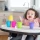 Fat Brain Toys Suction Kupz 12m+ – silikonowe kubeczki z przyssawką dla dziecka 1+, zabawka sensoryczna do układania i kąpieli, prezent na roczek, rozwój motoryki małej, koordynacji ręka-oko i zabawy bez bałaganu