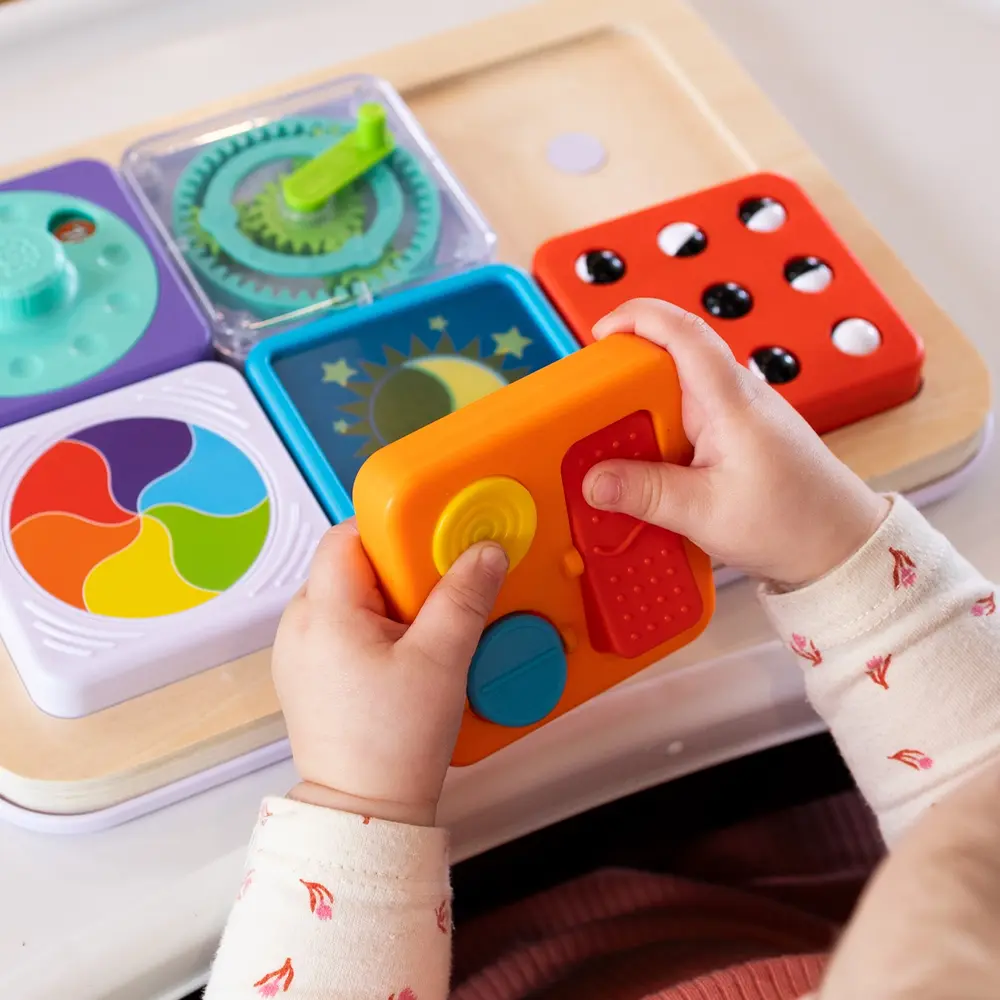 Prezent na roczek dla dziecka – PlayTab Fat Brain Toys 3 moduły magnetyczne 12m+, zabawka edukacyjna bez ekranu, rozwój zmysłów i zabawa przyczynowo skutkowa