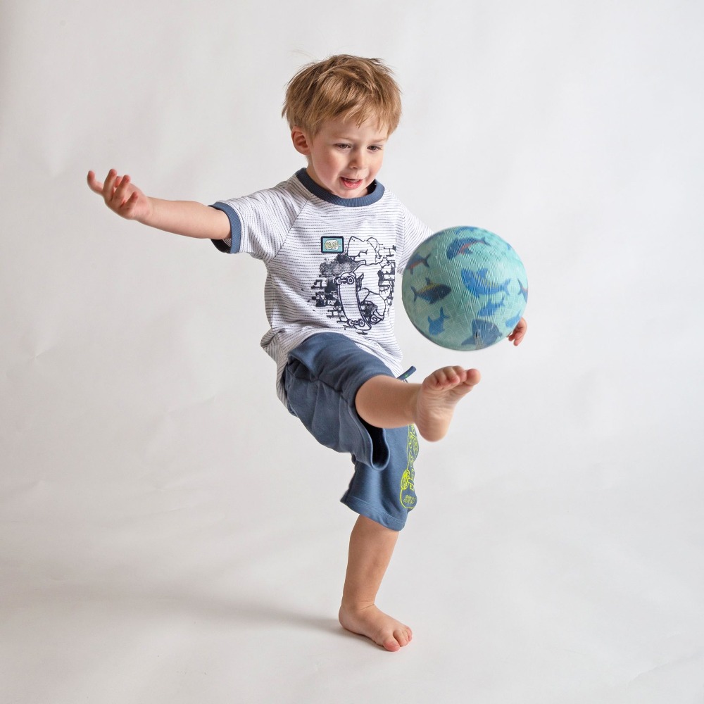 Gumowa piłka rozwojowa Rekiny 12 cm – naturalny kauczuk sigikid