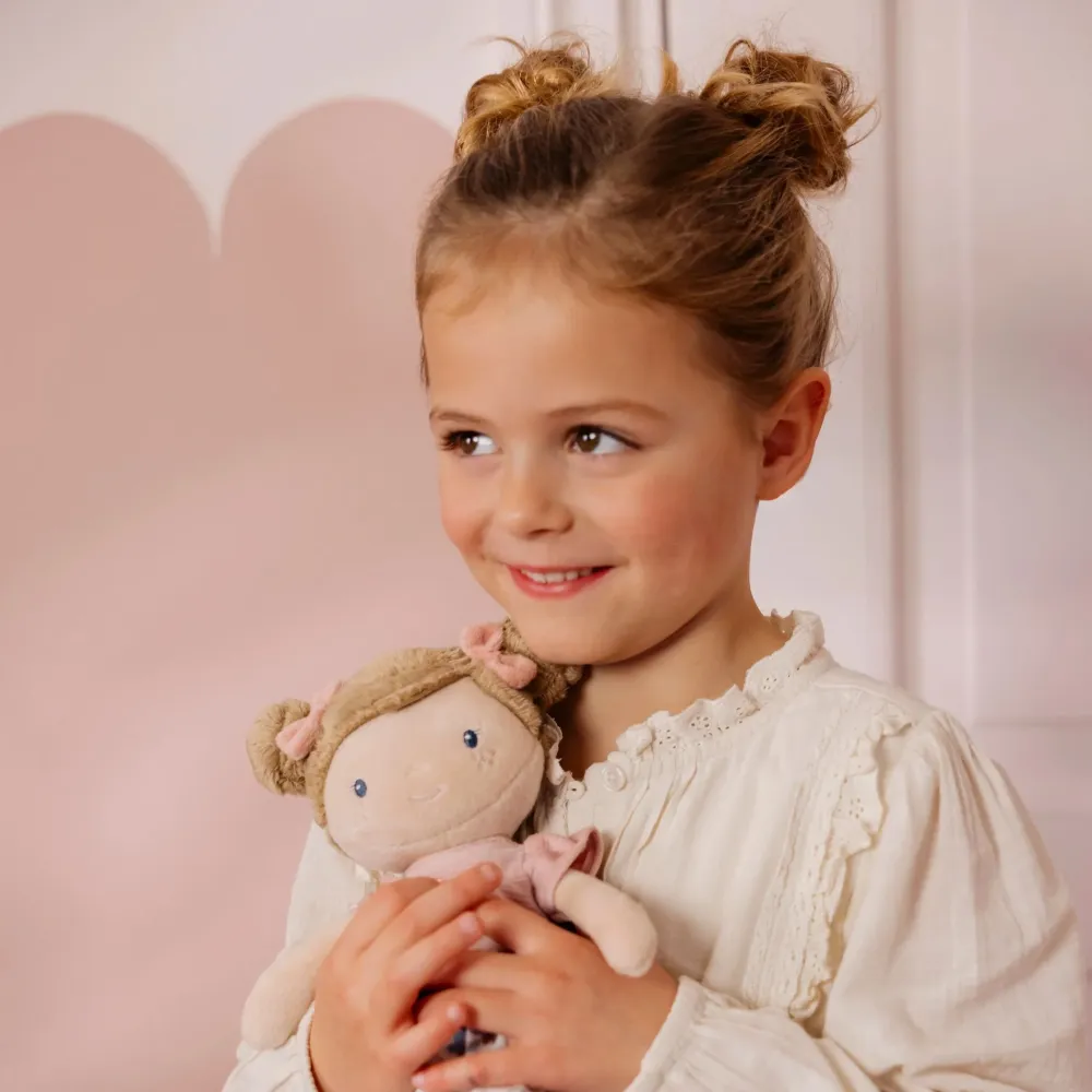 Little Dutch Lalka Rosa 35 cm miękka lalka 1+ przytulanka dla dziecka, pierwsza lalka do zabawy i snu, bezpieczna od 12m+, lekka maskotka sensoryczna, wspiera rozwój emocjonalny i empatię, idealna na roczek, spacer i codzienne przytulanie.