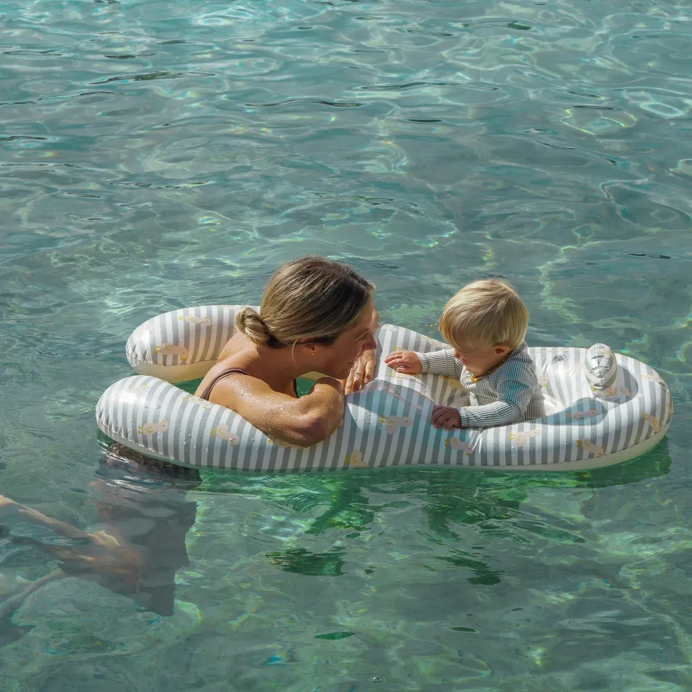 SunnyLife Pływający Fotelik dla Niemowląt Duck Sage Stripe – Koło z Miejscem dla Rodzica | Bezpieczny Pontonik dla Dziecka 11-15kg z Zagłówkiem i Siedziskiem, PVC bez Ftalanów, Wspiera Naukę Pływania i Budowanie Więzi, Idealny na Wakacje i Basen.