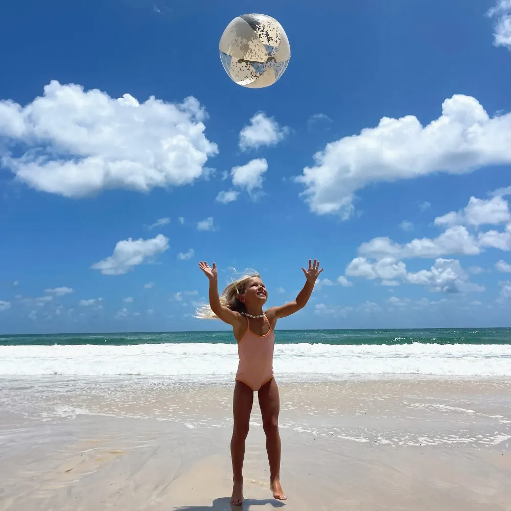 SunnyLife Nadmuchiwana Piłka Plażowa z Brokatem 35 cm – Przezroczysta Piłka do Wody i na Basen | Designerska Zabawka z Mieniącym się Brokatem, Wytrzymałe PVC bez Ftalanów, Idealna na Wakacje i do Sesji Zdjęciowych, Zawiera Łatkę Naprawczą.
