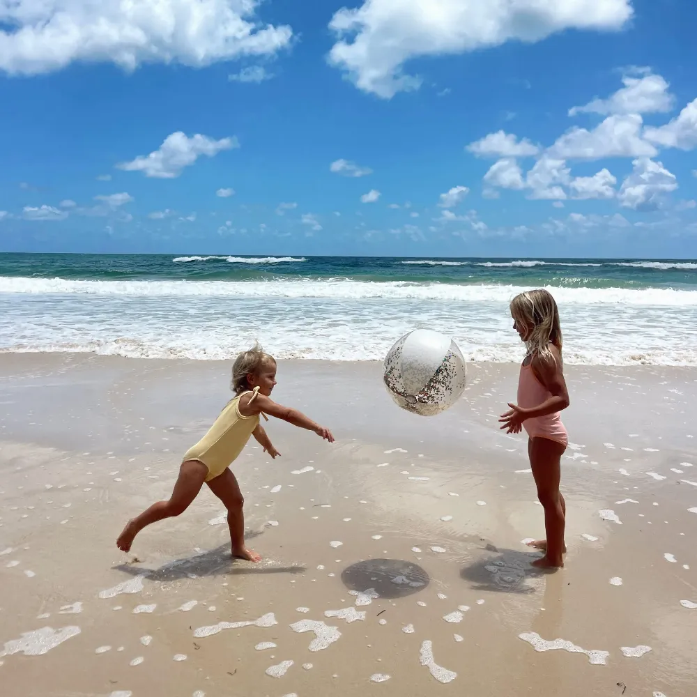 SunnyLife Nadmuchiwana Piłka Plażowa z Brokatem 35 cm – Przezroczysta Piłka do Wody i na Basen | Designerska Zabawka z Mieniącym się Brokatem, Wytrzymałe PVC bez Ftalanów, Idealna na Wakacje i do Sesji Zdjęciowych, Zawiera Łatkę Naprawczą.