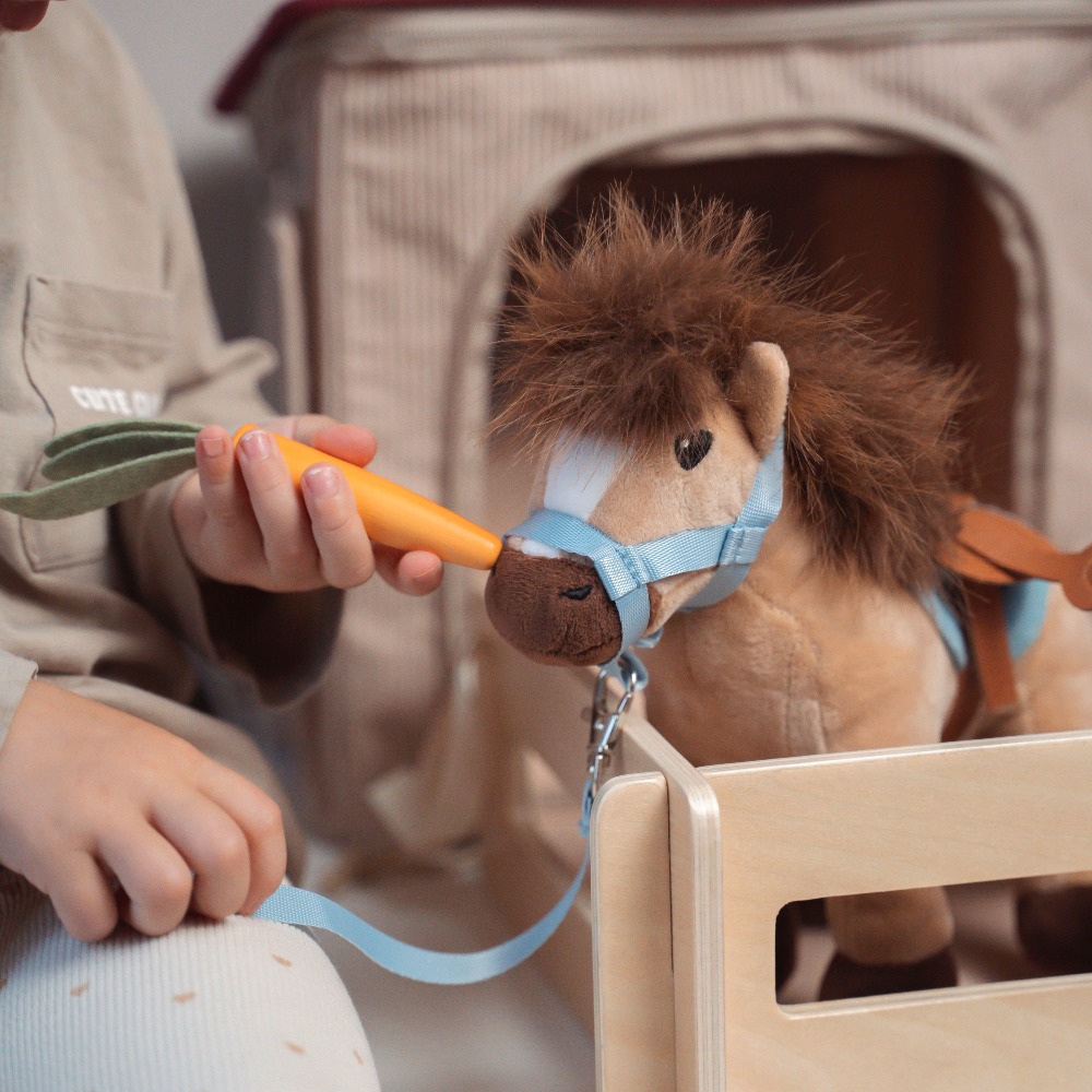 Small Foot Pluszowy Konik ze Stajnią i Akcesoriami w Torbie – Mobilny Zestaw Podróżny dla Dzieci 24m+ | Pluszak z Akcesoriami do Pielęgnacji: Siodło, Padok, Marchewka i Szufelka, Rozwija Empatię i Odpowiedzialność, Idealny Prezent dla 2-latka.