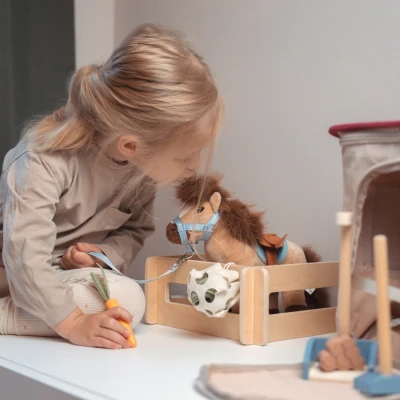 Small Foot Konik w stajni z boksem i akcesoriami