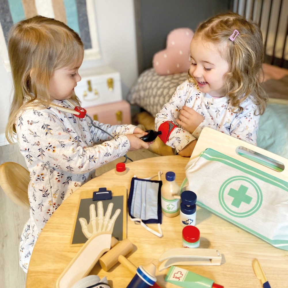Small Foot Profesjonalna Torba Lekarza – Drewniany Zestaw Medyczny dla Dzieci 3+ | Bogato Wyposażony Kufer Lekarski z Ciśnieniomierzem, Stetoskopem i Otoskopem, Rozwija Empatię i Oswaja z Wizytą u Lekarza, Idealny Prezent dla 3-latka i 4-latka.
