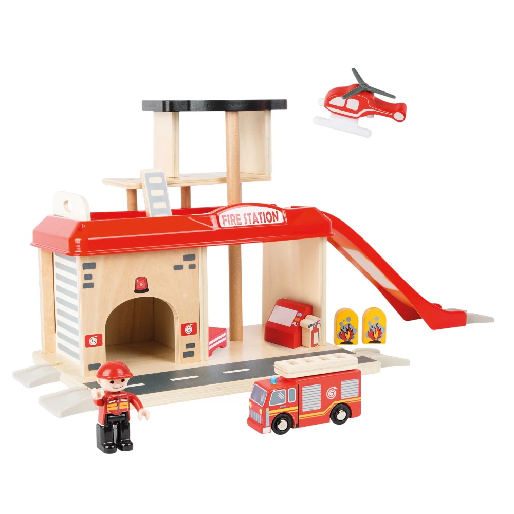 Small Foot Drewniana Remiza Strażacka z Akcesoriami dla Dzieci 3+ | Wielopoziomowy Zestaw Ratunkowy FSC® 100% z Wozem, Helikopterem i Figurką, Posiada Lądowisko, Garaż i Rurę do Zjazdów, Wspiera Wyobraźnię i Odwagę, Idealny Prezent dla Małego Bohatera.