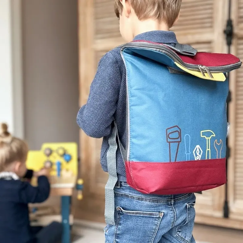 Small Foot Drewniany Plecak z Narzędziami Warsztat Workshop 2w1 dla Dzieci 3+ | Mobilny Zestaw Konstrukcyjny z 8 Narzędziami i Elementami do Budowy 4 Modeli, Rozwija Małą Motorykę i Myślenie Inżynierskie, Idealny Prezent dla Małego Majsterkowicza.