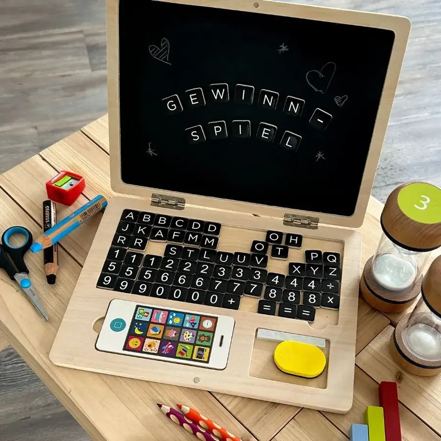 Small Foot Drewniany Laptop Edukacyjny z Tablicą Magnetyczno-Kredową i Smartfonem dla Dzieci 6+ | Kreatywny Zestaw do Nauki Liter i Cyfr z Kredą i Gąbką, Ekologiczna Zabawka do Naśladowania Dorosłych, Idealny Prezent dla Ucznia i do Podróży.