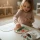 BS Toys Drewniana Mozaika Guzikowa dla Dzieci 4+ Kreatywna Układanka Sensoryczna z Kartami Pracy, Rozwija Motorykę Małą, Koordynację Ręka-Oko i Wyobraźnię Przestrzenną, Wykonana z Ekologicznego Drewna FSC, Idealna Zabawa Edukacyjna i Terapeutyczna