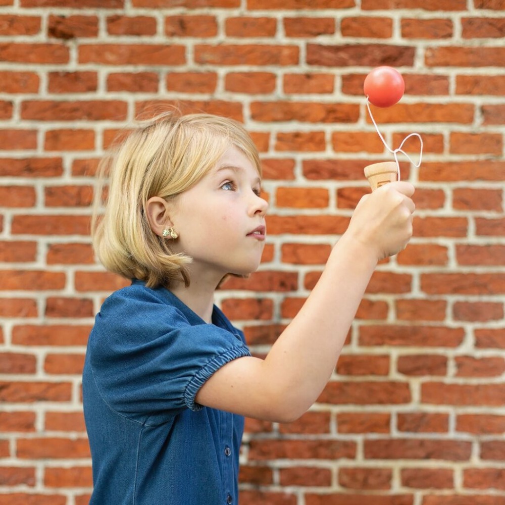 BS Toys Drewniana Kendama Lody dla Dzieci 6+ Gra Zręcznościowa w Kształcie Rożka, Rozwija Refleks, Precyzję i Koordynację Ręka-Oko, Wykonana z Naturalnego Drewna FSC, Trening Cierpliwości i Koncentracji bez Ekranów, Idealny Prezent dla Starszaka