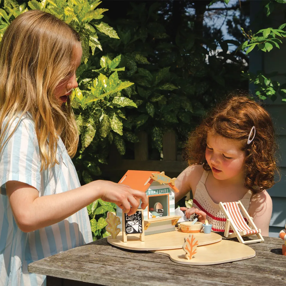 Drewniana Restauracja na Plaży Tender Leaf Toys Domek dla Lalek i Figurki dla Dzieci 3+, Nadmorski Sklepik i Bar z Akcesoriami z Drewna FSC, Zabawka w Odgrywanie Ról, Prezent dla Dziewczynki i Chłopca, dla 3-latki i 4-latki