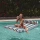 Luksusowy Dmuchany Materac Wodny SUNNYLiFE Luxe Lilo Marine Stripe z Zagłówkiem i Uchwytem na Napoje dla Młodzieży i Dorosłych 14+, Fotel Basenowy i Plażowy w Pasy z Tworzywa PVC Bez Ftalanów, Udźwig do 100 kg, Prezent na Lato i Wakacje.