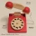 Le Toy Van drewniany telefon retro 3+, zabawka do odgrywania ról z obrotową tarczą, idealny na prezent dla dziewczynki 3 latki i 4 latki, rozwija wyobraźnię, mowę i komunikację społeczną