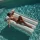 SUNNYLiFE Luxe Lilo Green Stripe luksusowy dmuchany materac wodny 180 cm dla młodzieży i dorosłych 14+ – materac do basenu i na plażę z zagłówkiem i uchwytem na napój
