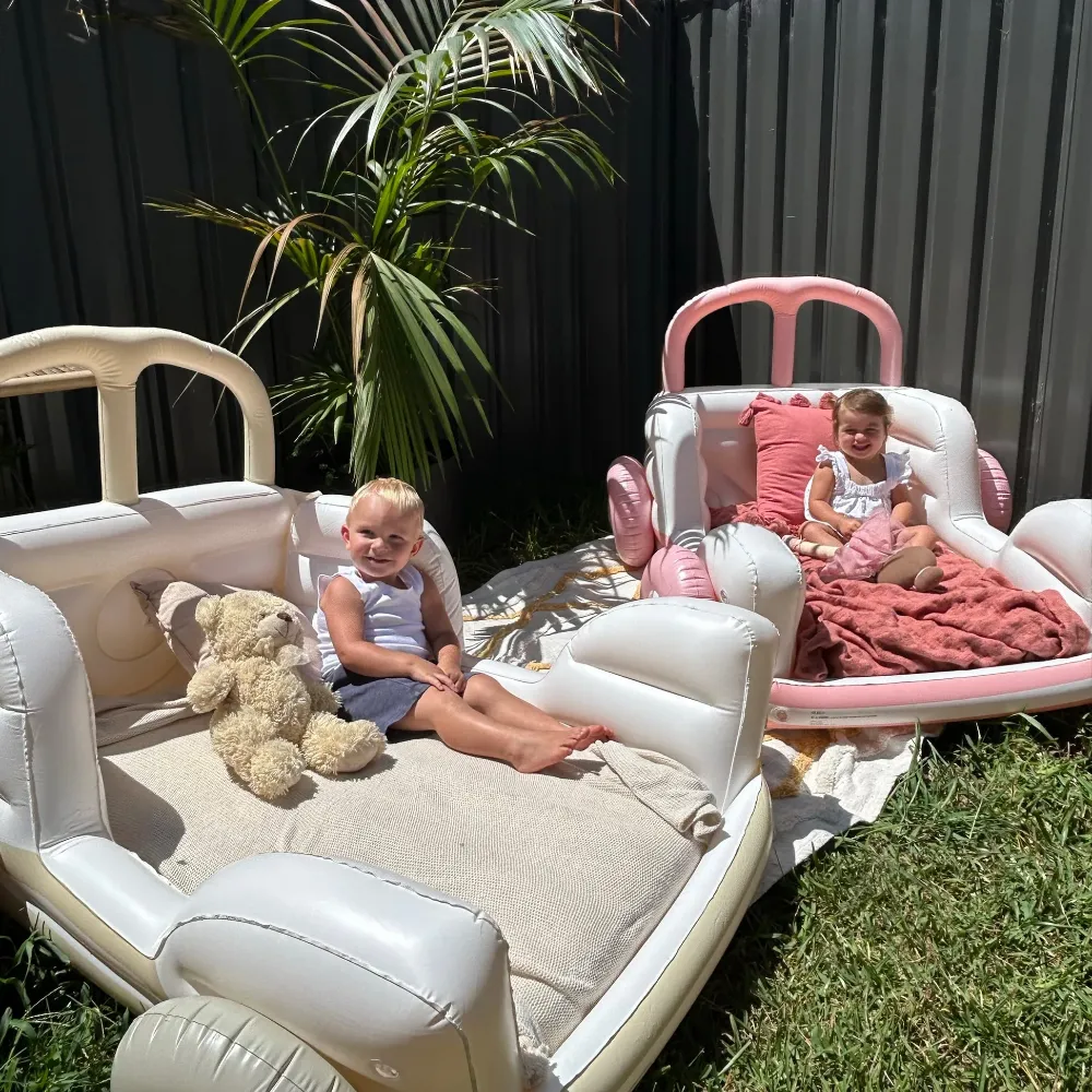 Dmuchane Łóżko Dziecięce z Materacem Sunnylife Summer Van Sand | Materac Turystyczny Welurowy Flokowany dla Dzieci, Dmuchany Samochód Łóżeczko z Barierkami do 70 kg, Idealne na Nocowanki i Wyjazdy, Prezent dla Chłopca i Dziewczynki.