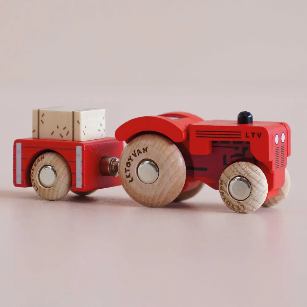 Drewniany Traktor Retro z Przyczepką Le Toy Van FSC GT190 Tilly | Edukacyjny Pojazd Rolniczy z Sianem dla Dzieci 2+, Klasyczna Drewniana Zabawka na Farmę bez Plastiku, Wspiera Motorykę Małą i Rozwój STEM, Prezent dla Chłopca i Dziewczynki.
