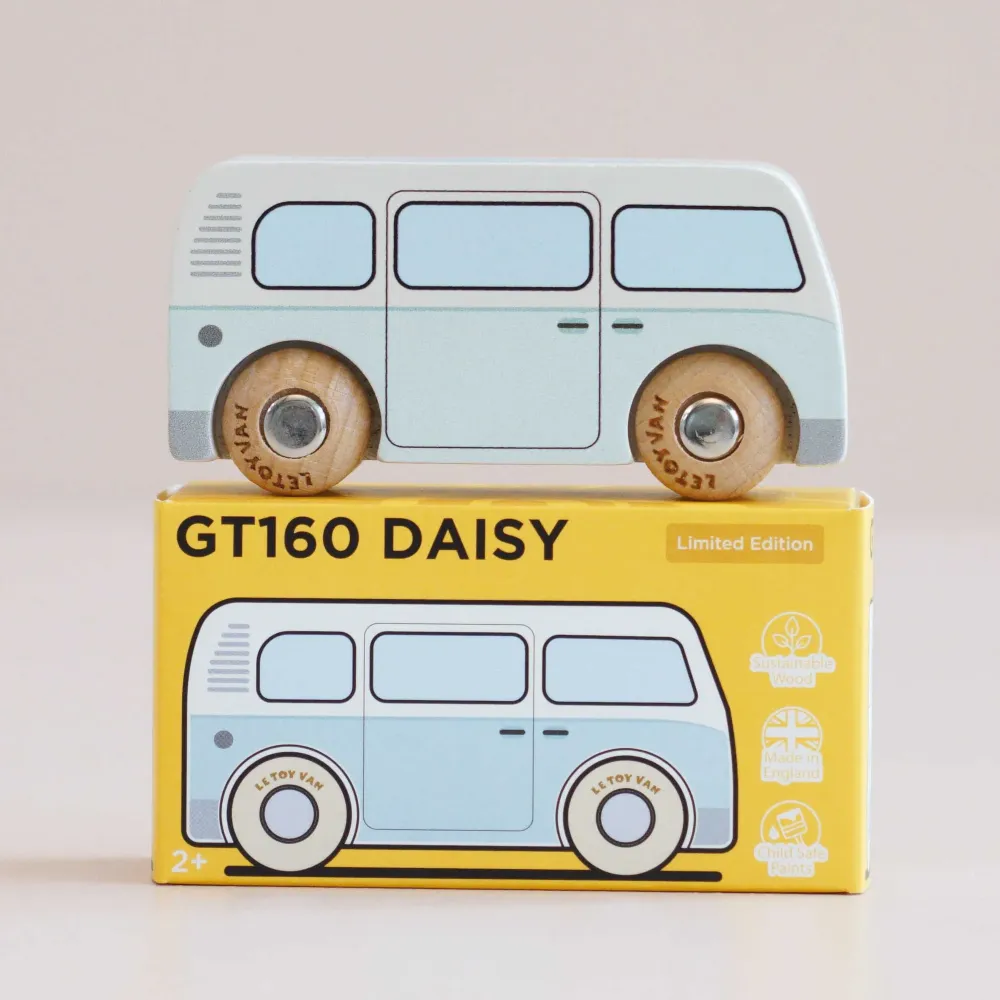 Drewniany Kamper Retro z Plakatem Le Toy Van Daisy | Błękitny Wóz Kempingowy z Drewna Brzozowego FSC, Kolekcjonerski Samochodzik Zabawka Montessori bez Plastiku, Wspiera Rozwój Motoryki i Kreatywności, Prezent dla Dziecka 2+.