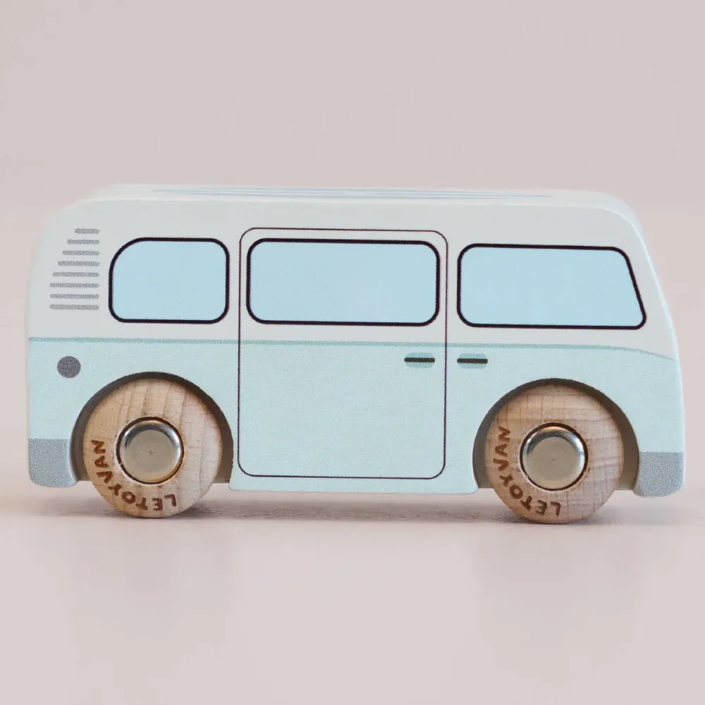 Drewniany Kamper Retro z Plakatem Le Toy Van Daisy | Błękitny Wóz Kempingowy z Drewna Brzozowego FSC, Kolekcjonerski Samochodzik Zabawka Montessori bez Plastiku, Wspiera Rozwój Motoryki i Kreatywności, Prezent dla Dziecka 2+.