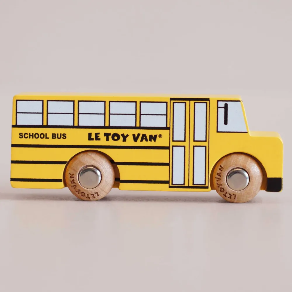 Drewniany Szkolny Autobus Retro Le Toy Van GT285 Rufus | Żółty Autobus Amerykański z Drewna FSC dla Dzieci 2+, Pojazd z Kolekcji Classic Car Collection z Plakatem, Wspiera Motorykę i Zabawę Montessori, Prezent dla Dwulatka.