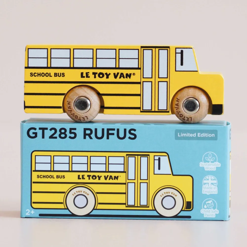 Drewniany Szkolny Autobus Retro Le Toy Van GT285 Rufus | Żółty Autobus Amerykański z Drewna FSC dla Dzieci 2+, Pojazd z Kolekcji Classic Car Collection z Plakatem, Wspiera Motorykę i Zabawę Montessori, Prezent dla Dwulatka.