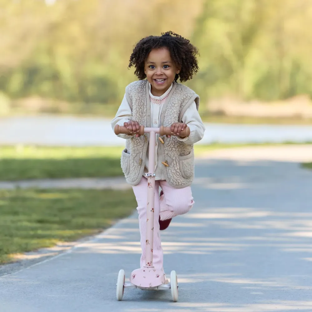 Różowa Hulajnoga Trójkołowa w Kwiaty Little Dutch Fairy Floral | Stabilna Hulajnoga Trzykołowa dla Dzieci 3+, Skuter z Regulacją Kierownicy i Hamulcem, Wspiera Rozwój Równowagi i Motoryki Dużej, Prezent dla Dziewczynki.