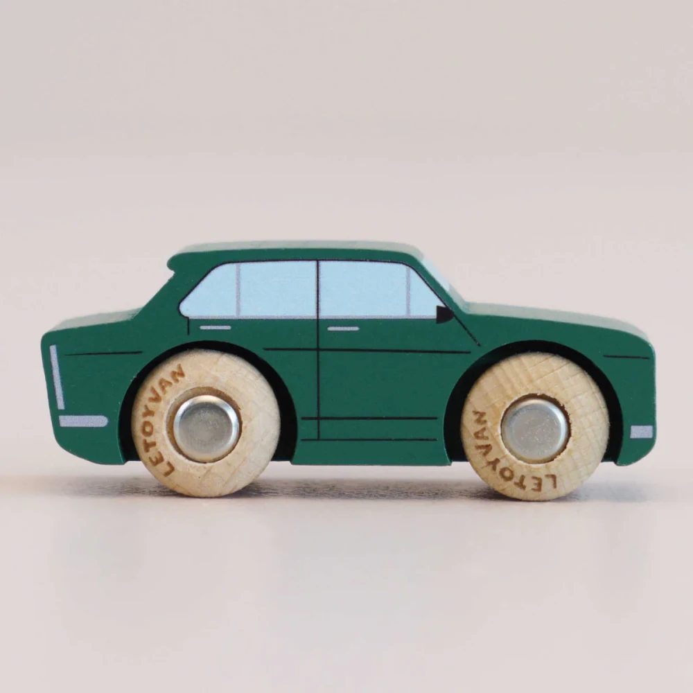 Drewniane Autko Retro Le Toy Van Tommy | Klasyczna Wyścigówka z Drewna FSC dla Dzieci 2+, Limitowane Autko Ekologiczne bez Plastiku, Wspiera Motorykę Małą i Koordynację Ruchową, Prezent dla Dwulatka.