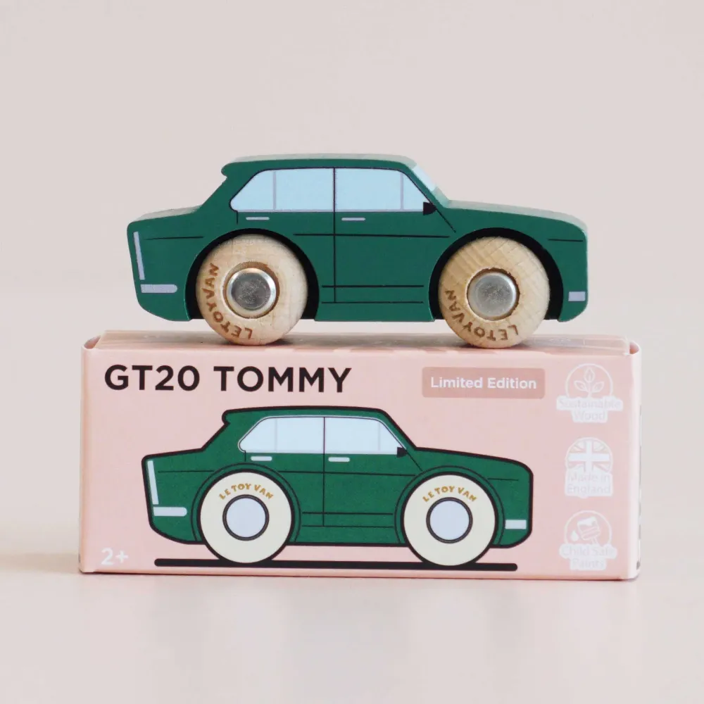 Drewniane Autko Retro Le Toy Van Tommy | Klasyczna Wyścigówka z Drewna FSC dla Dzieci 2+, Limitowane Autko Ekologiczne bez Plastiku, Wspiera Motorykę Małą i Koordynację Ruchową, Prezent dla Dwulatka.