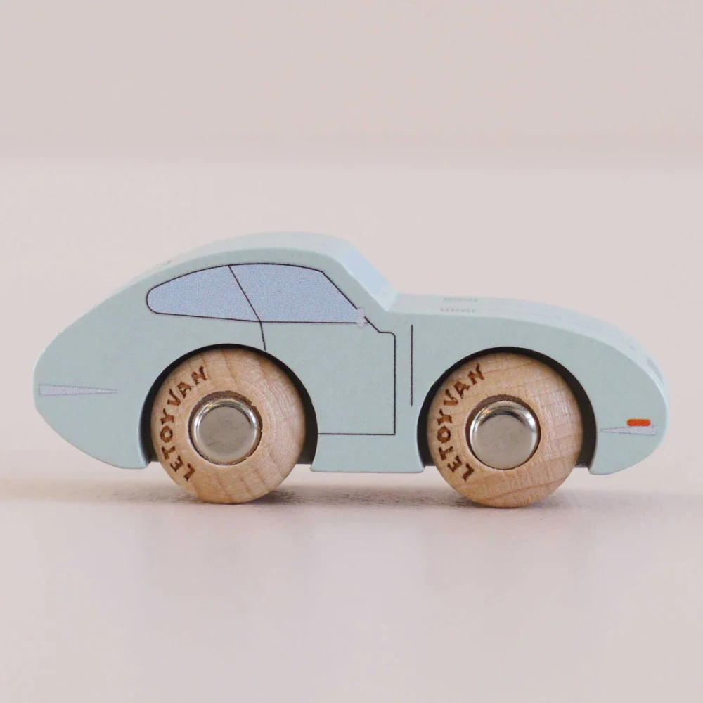 Małe, drewniane autko wyścigowe w stylu retro w kolorze bordowym z numerem 2 z kolekcji Classic Car marki Le Toy Van
