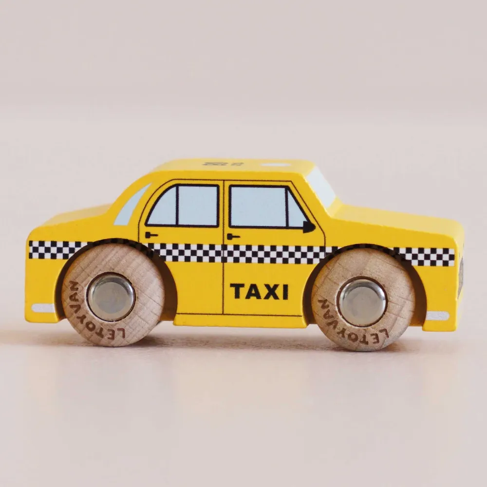 Mała drewniana taksówka nowojorska Trixie w jaskrawożółtym kolorze z czarno-białą szachownicą i numerem 39 z kolekcji Classic Car marki Le Toy Van. Ekologiczny samochodzik retro dla dzieci i dwulatka