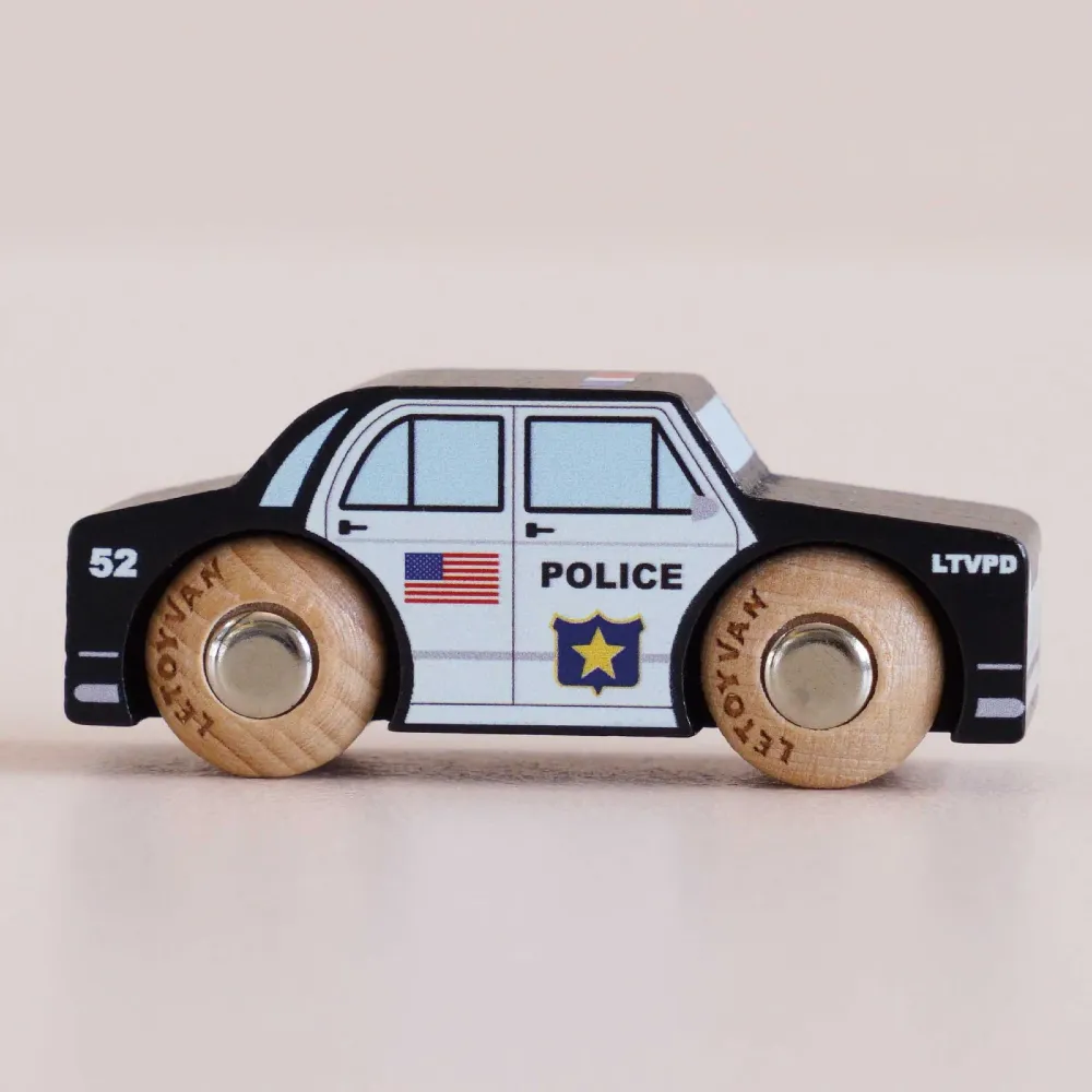 Drewniany Radiowóz Policyjny Sam Le Toy Van Classic Car No. 41 GT255 | Autko Retro dla Dzieci 2+, z Ekologicznego Drewna Brzozowego i Bukowego FSC, Pojazd Montessori Wspierający Rozwój Chwytu i Wyobraźni, Plakat w Zestawie.
