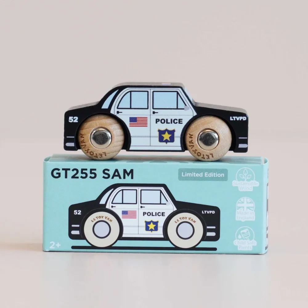 Drewniany Radiowóz Policyjny Sam Le Toy Van Classic Car No. 41 GT255 | Autko Retro dla Dzieci 2+, z Ekologicznego Drewna Brzozowego i Bukowego FSC, Pojazd Montessori Wspierający Rozwój Chwytu i Wyobraźni, Plakat w Zestawie.