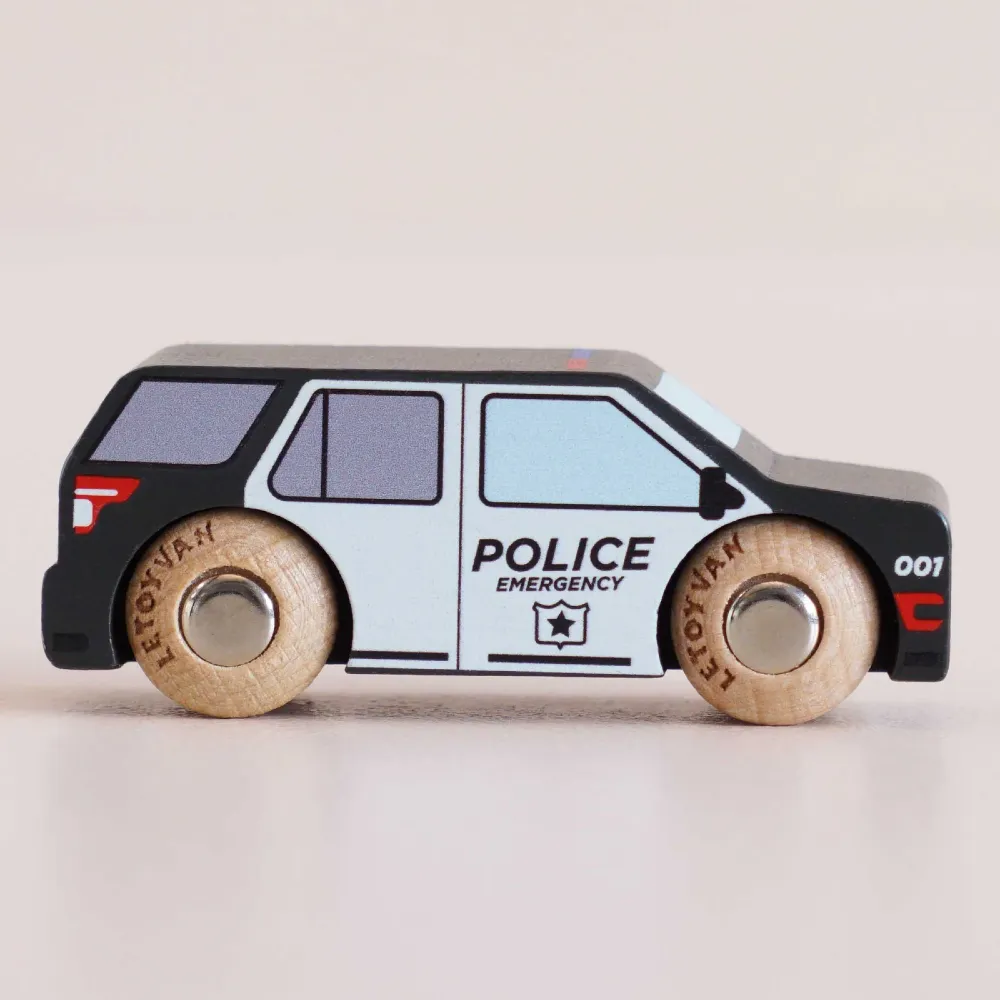 Mały drewniany policyjny SUV Liberty w kolorze granatowym z białym dachem, żółto-niebieską szachownicą i numerem 42 z kolekcji Classic Car marki Le Toy Van. Terenowy radiowóz retro z drewna FSC dla dzieci i dwulatka