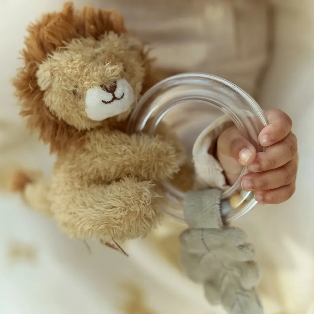 Pluszowa Grzechotka z Obręczą Little Dutch Lew Safari Friends | Pierwsza Zabawka Sensoryczna dla Niemowląt od Urodzenia 0+, Maskotka do Chwytania z Kolorowymi Kuleczkami, Wspiera Rozwój Słuchu i Dotyku, Prezent na Baby Shower.
