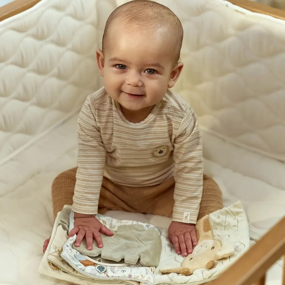 Miękka Duża Książeczka Sensoryczna Little Dutch Safari Friends GRS | Pierwsza Zabawka Interaktywna dla Niemowląt od Urodzenia 0+, Ekologiczna Książeczka z Szeleścikami, Lusterkiem i Grzechotką, Wspiera Rozwój Zmysłów, Prezent na Baby Shower.