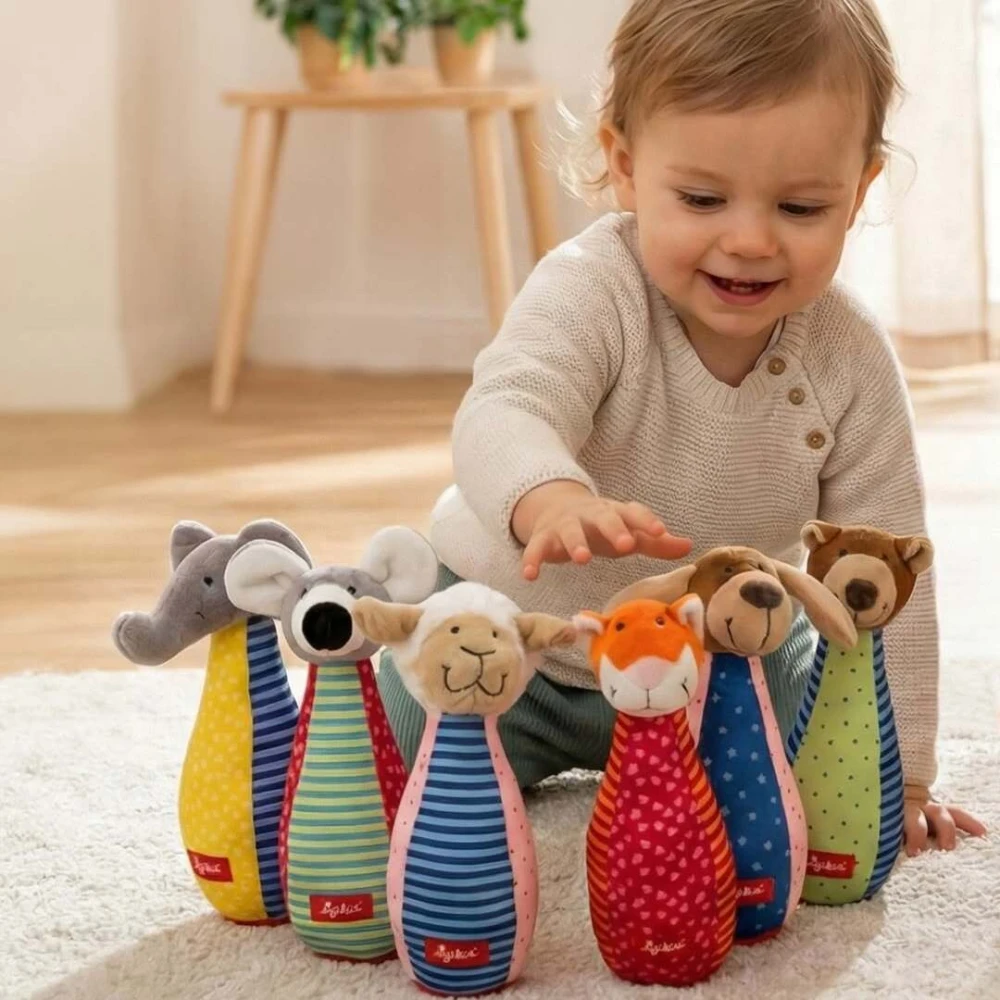 Zestaw miękkich kręgli sensorycznych dla niemowląt Sigikid Patchwork PlayQ. Kolorowe materiałowe kręgle w kształcie zwierzątek z piłką z grzechotką, bezpieczna pluszowa zabawka od 3 miesiąca życia.