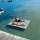 Dmuchana Platforma Wodna SUNNYLiFE Party Pad Marine Stripe | Wielki Materac i Tratwa Rodzinna na Basen lub Jezioro 260 x 196 cm, Wytrzymałe PVC z Uchwytami z Pianki i Pierścieniami do Cumowania, Luksusowa Strefa Relaksu na Wodzie.