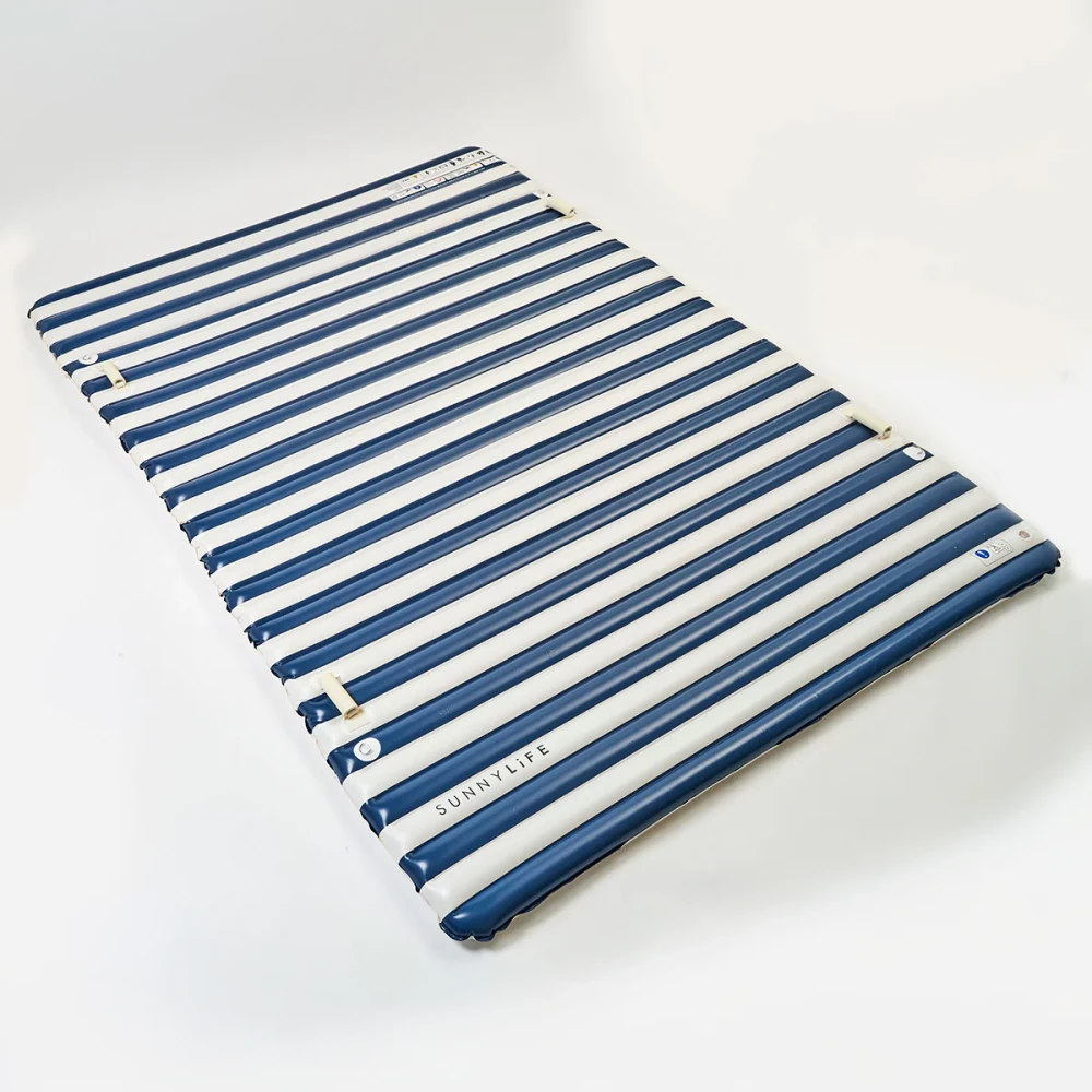 Dmuchana Platforma Wodna SUNNYLiFE Party Pad Marine Stripe | Wielki Materac i Tratwa Rodzinna na Basen lub Jezioro 260 x 196 cm, Wytrzymałe PVC z Uchwytami z Pianki i Pierścieniami do Cumowania, Luksusowa Strefa Relaksu na Wodzie.