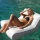 Luxe Floating Chair Dmuchany Fotel Basenowy Casa Cream | Pływający Leżak Ogrodowy z Materiałowym Pokrowcem, Szybkoschnący Materac z Siatką Mesh i PVC bez Ftalanów, Wymiary 110 x 93 cm, Obciążenie do 80 kg.