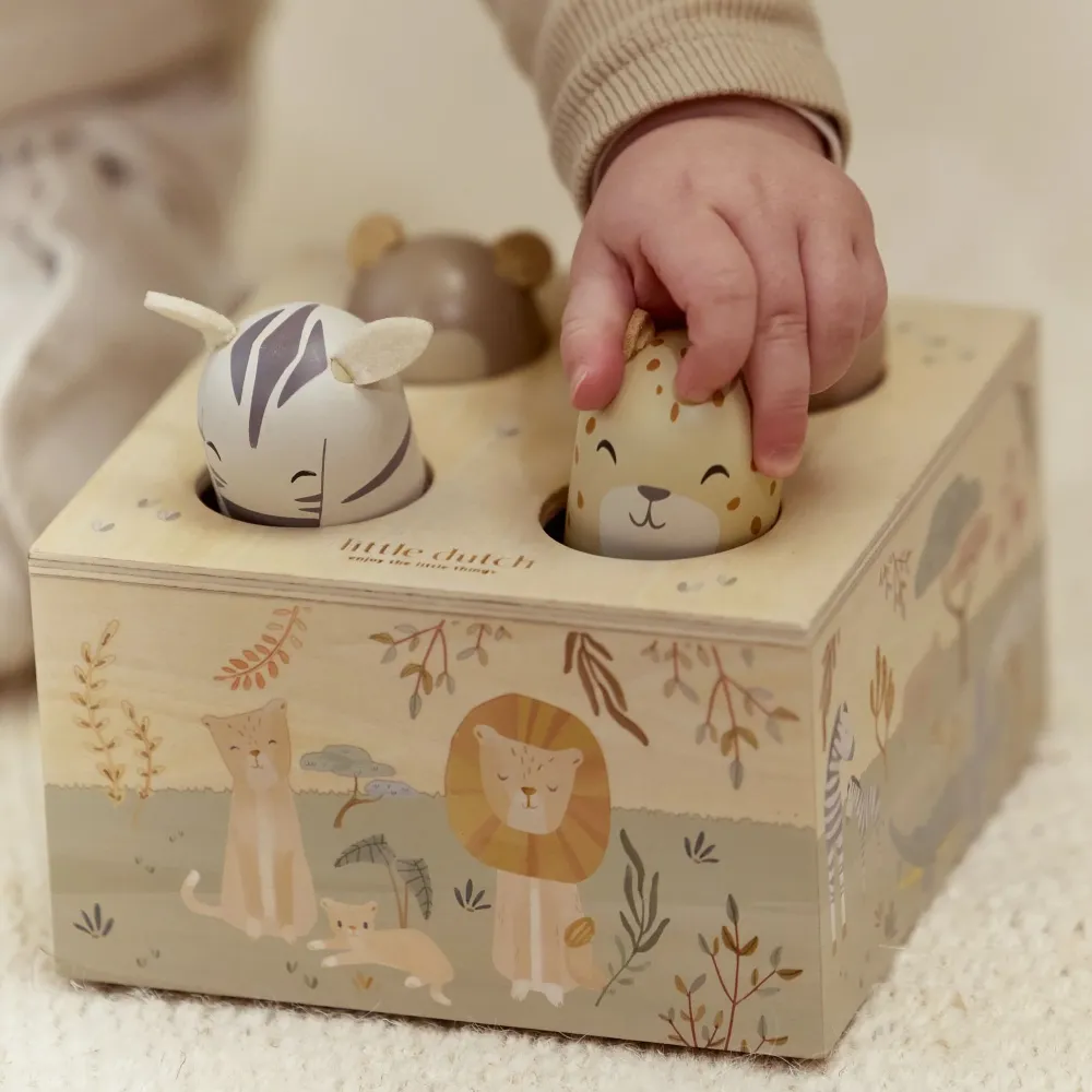 Little Dutch drewniana zabawka pop-up ze zwierzątkami Safari Friends zabawka wciskana i wyskakująca LD7179. Edukacyjna zabawka drewniana z drewna FSC przyczynowo-skutkowa dla dzieci od 12 miesięcy 12m+ / na roczek.