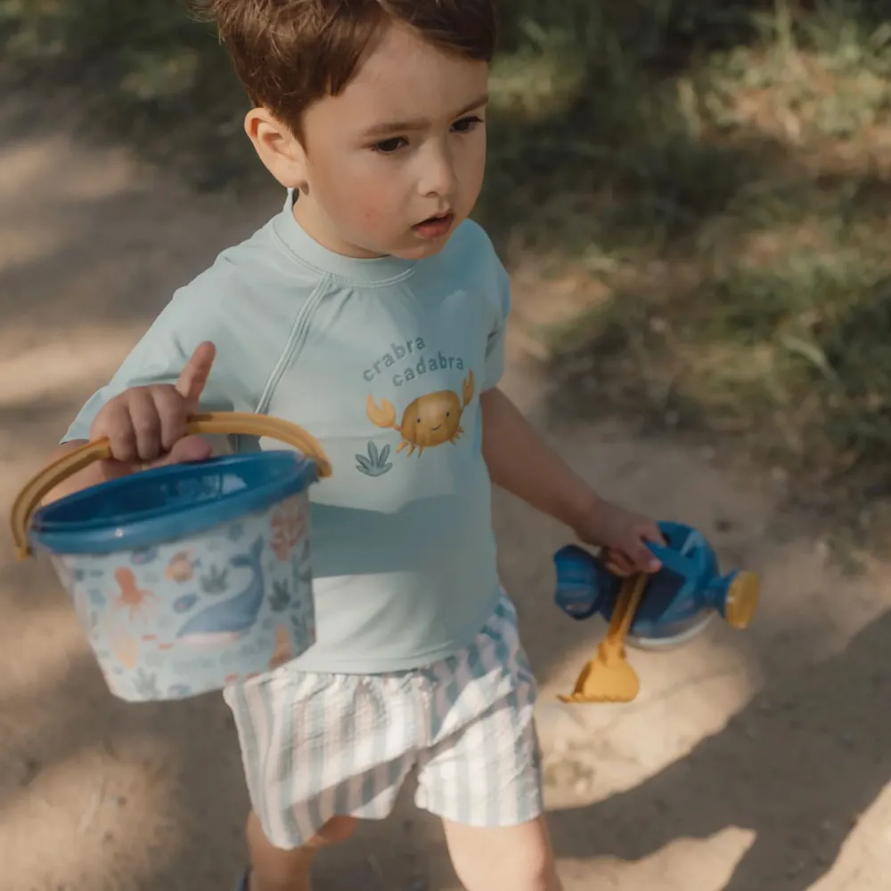 Pastelowy zestaw do piasku i wody dla dzieci Ocean World z wiaderkiem, konewką, sitkiem, łopatką i grabkami marki Little Dutch