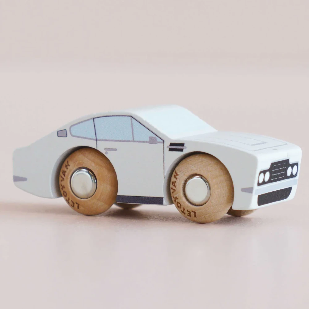 Ekskluzywny szary drewniany samochodzik kolekcjonerski dla dzieci brytyjskiej marki Le Toy Van z serii Aaron GT35. Smukłe sportowe autko w stylu retro z certyfikowanego drewna brzozowego i bukowego FSC, ekologiczna zabawka Montessori dla dwulatka.