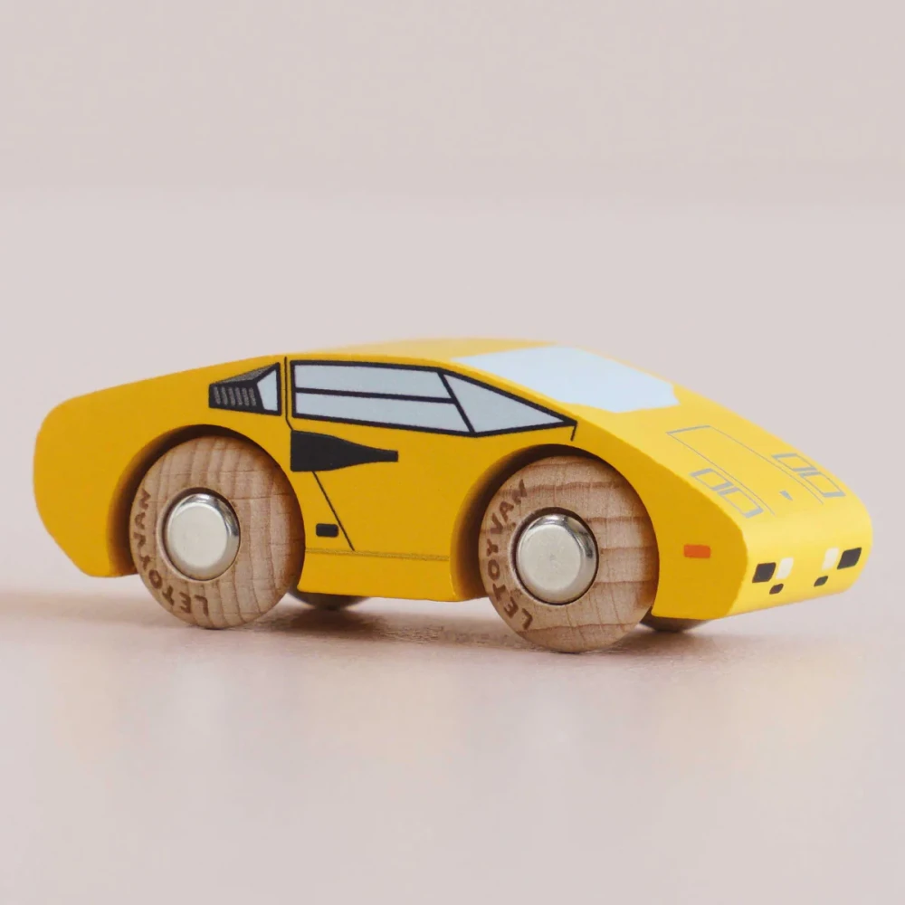 Drewniany samochodzik kolekcjonerski Lando GT80 brytyjskiej marki Le Toy Van z serii Classic Car Collection. Niski, aerodynamiczny supersamochód z drewna brzozowego i bukowego FSC, ekologiczne autko premium dla dwulatka.