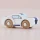 Ekskluzywny zestaw prezentowy 6 drewnianych samochodzików kolekcjonerskich brytyjskiej marki Le Toy Van z serii Iconic Cars. Kolorowe autka kieszonkowe wykonane z drewna brzozowego i bukowego FSC, ekologiczna zabawka dla dwulatka wolna od plastiku.