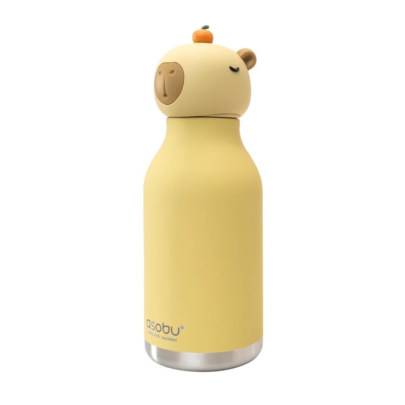 Dziecięca butelka termiczna ze słomką w kształcie kapibary kanadyjskiej marki Asobu z serii Bestie. Szczelny bidon stalowy dla dzieci o pojemności 460 ml z silikonową pokrywką 3D i izolacją próżniową, trzymający zimno do 24h.