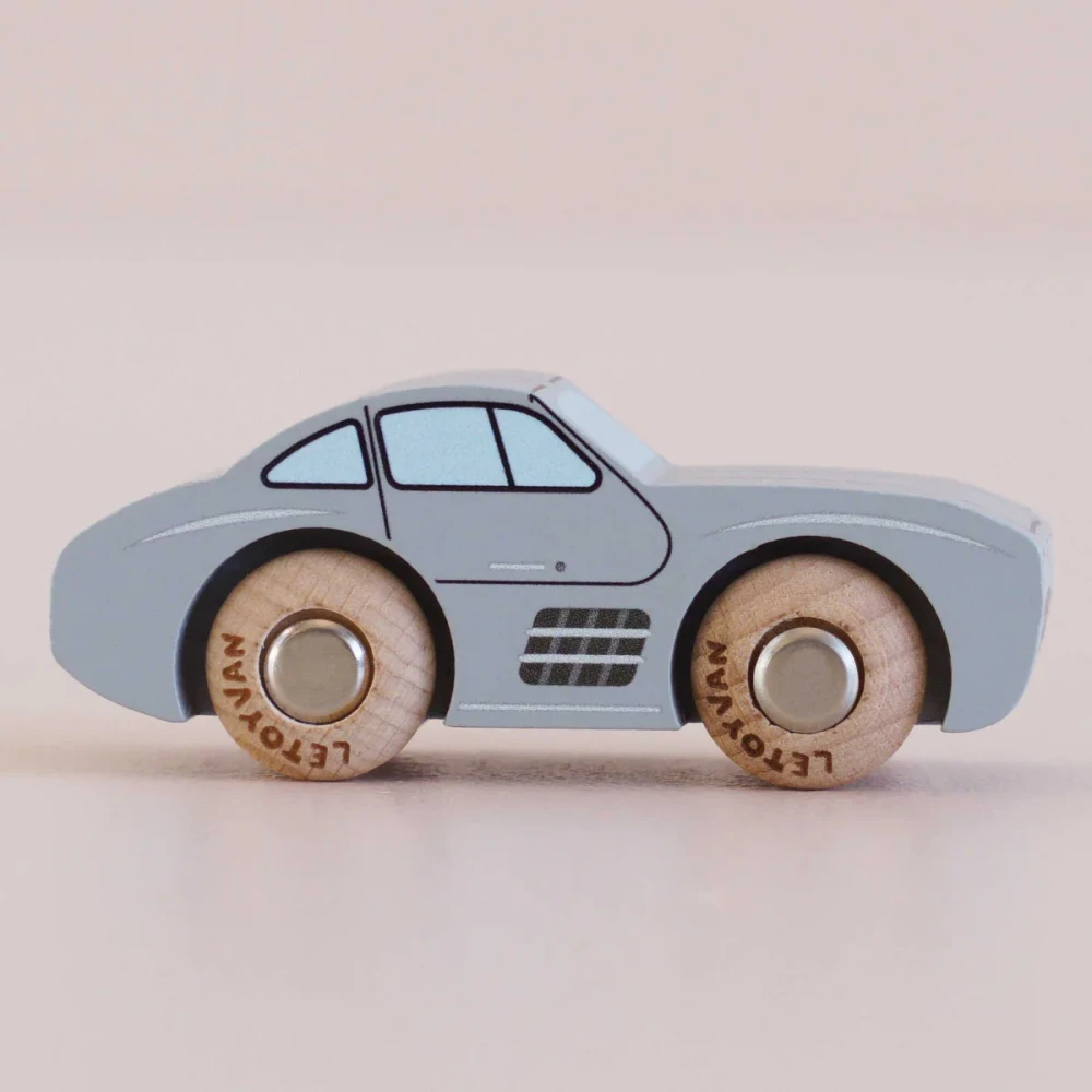 samochodzik drewniany GT85 Mavis z kolekcji aut klasycznych brytyjskiej marki Le Toy Van. Streamline'owe autko sportowe w stylu retro wykonane z litego drewna brzozowego i bukowego z certyfikatem FSC oraz stalowych osi