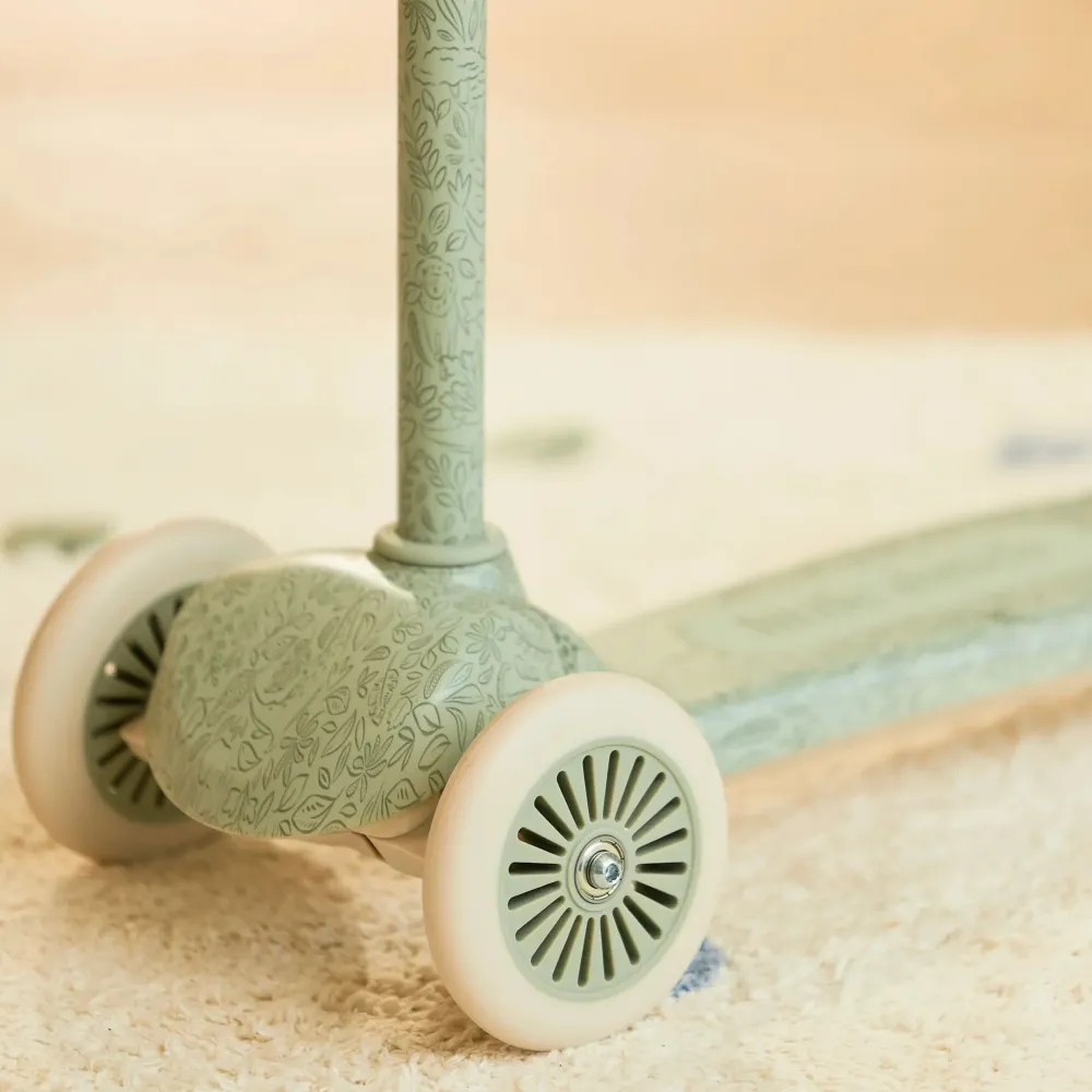 Trójkołowa hulajnoga dziecięca w kolorze oliwkowej zieleni Olive Green holenderskiej marki Little Dutch. Elegancja i stabilność: skandynawska hulajnoga balansowa dla dzieci od 3 lat z regulacją kierownicy