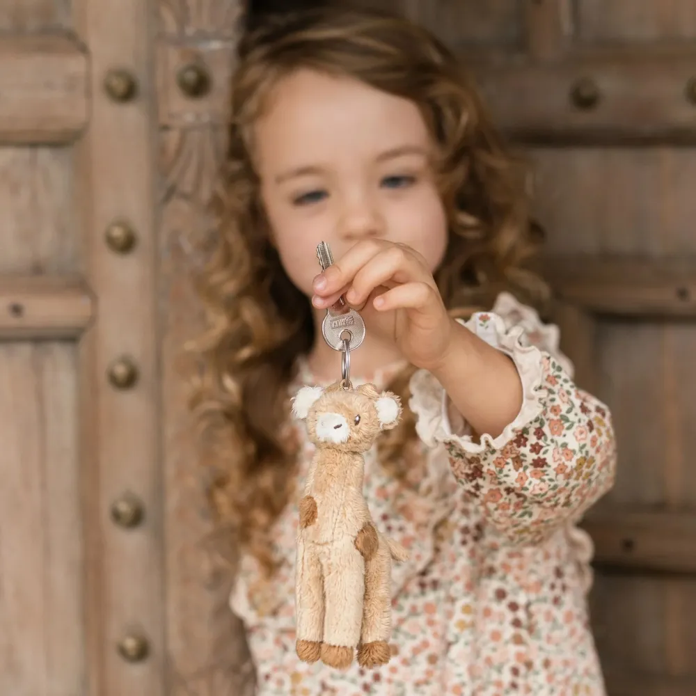 Różowy pluszowy breloczek żyrafa z serii Safari Friends GRS holenderskiej marki Little Dutch. Dziecięca zawieszka sensoryczna z recyklingu do plecaka, wózka i kluczy dla dzieci od urodzenia 0m+, smukła miękka maskotka 15 cm z kółeczkiem.