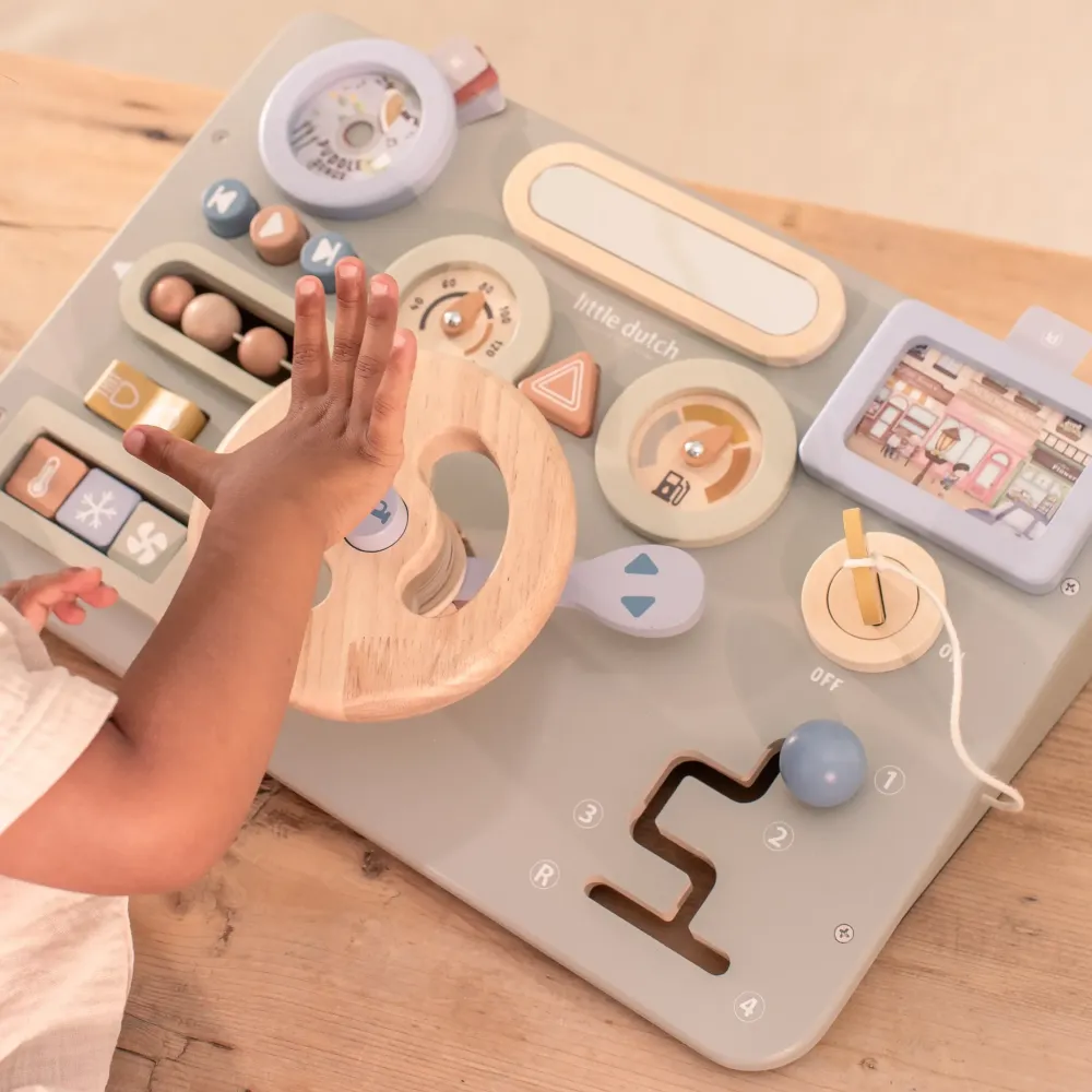 drewniana kierownica aktywizująca ze sterem i kartami tras od holenderskiej marki Little Dutch. Sensoryczny symulator jazdy z przyciskami i dźwiękiem z certyfikowanego drewna FSC dla dzieci od 12 miesięcy 12m+