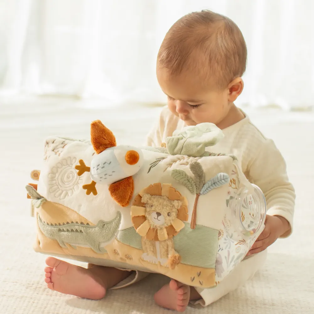 Miękki Trójkąt Aktywizujący Little Dutch Safari Friends | Pierwsza Poduszka Sensoryczna dla Niemowląt od Urodzenia 0+, Pluszowa Zabawka Interaktywna z Lusterkiem, Gryzakiem i Grzechotką, Wspiera Czas na Brzuszku, Prezent na Baby Shower.